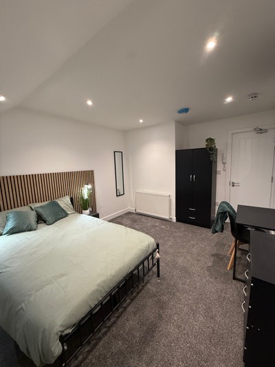 Brand New Fully Furnished HMO with En-suite Rooms  Main Photo