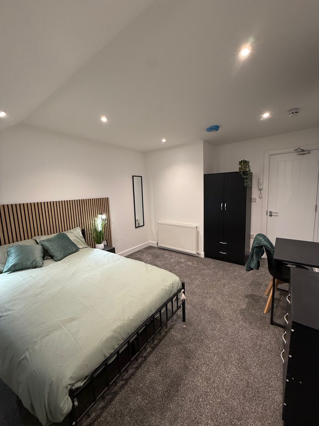 Brand New Fully Furnished HMO with En-suite Rooms  Main Photo