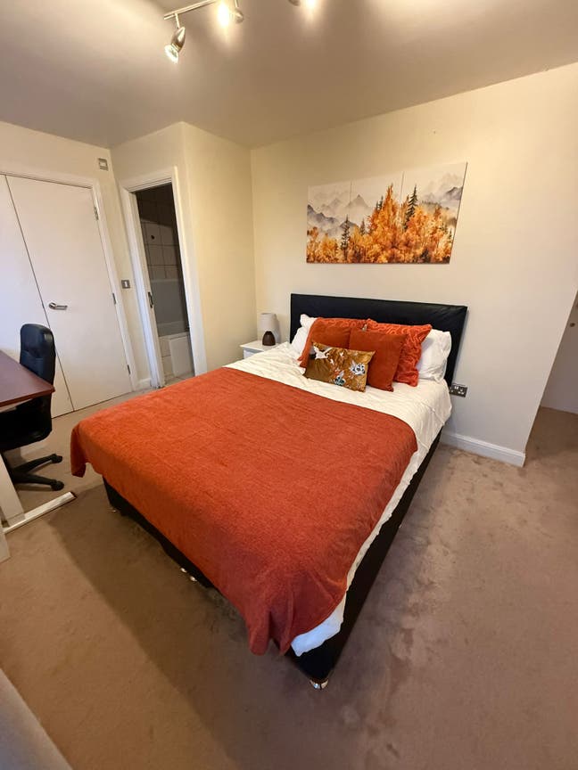 Bright Double & En-Suite Rooms Available in Royal  Main Photo