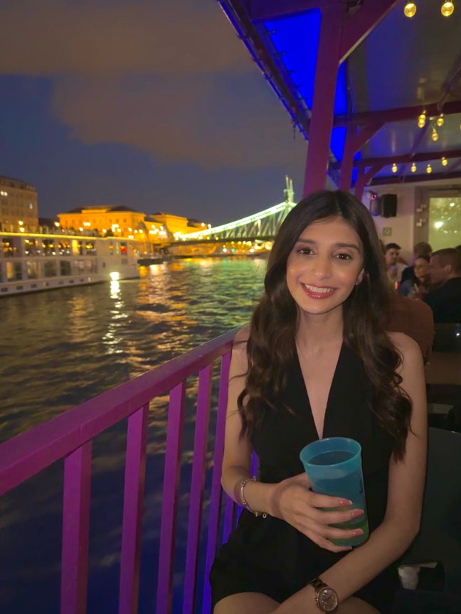 Professional female looking for houseshare Main Photo