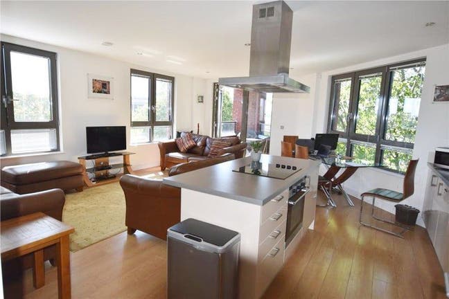  Modern, Bright Flat | Minutes from Canada Water Main Photo