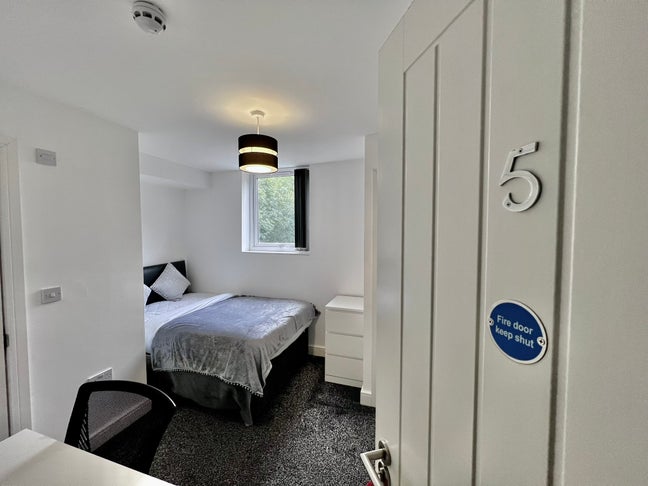 🏡 Stylish En-Suite Rooms for Professionals –CV1 Main Photo