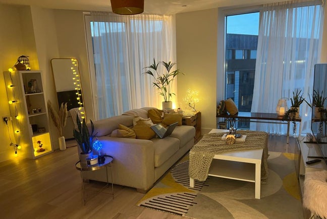 Looking for a female flatmate! Main Photo