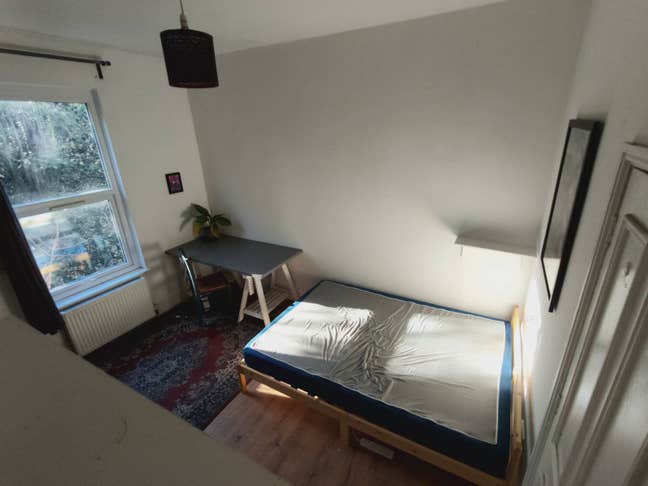 Newly decorated medium size room- GL ROAD Main Photo