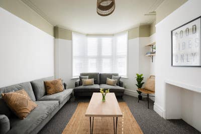 Spacious double room in friendly houseshare Main Photo