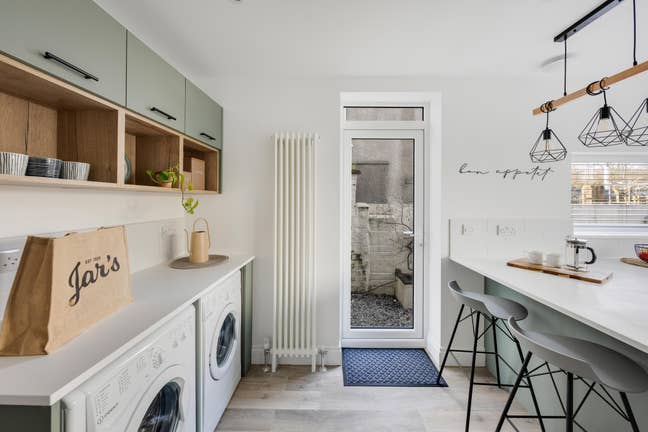 Spacious double room in friendly houseshare Main Photo