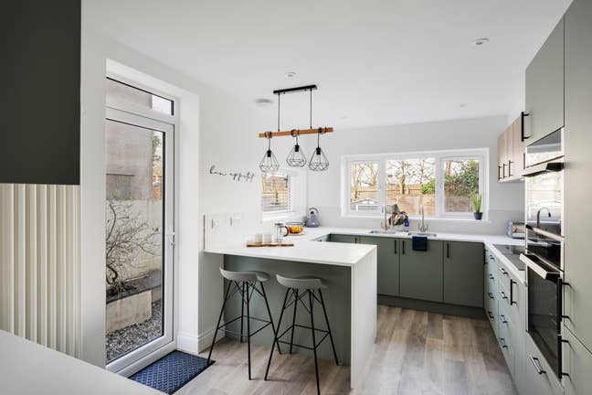 Spacious double room in friendly houseshare Main Photo