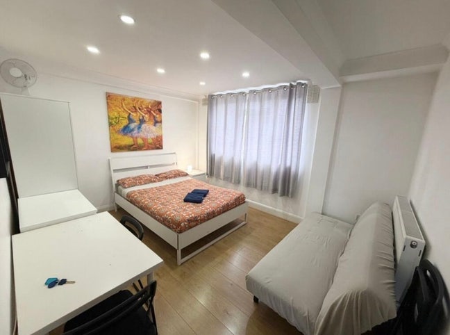 Looking for 2 flatmates for 3 bedrooms flat Main Photo