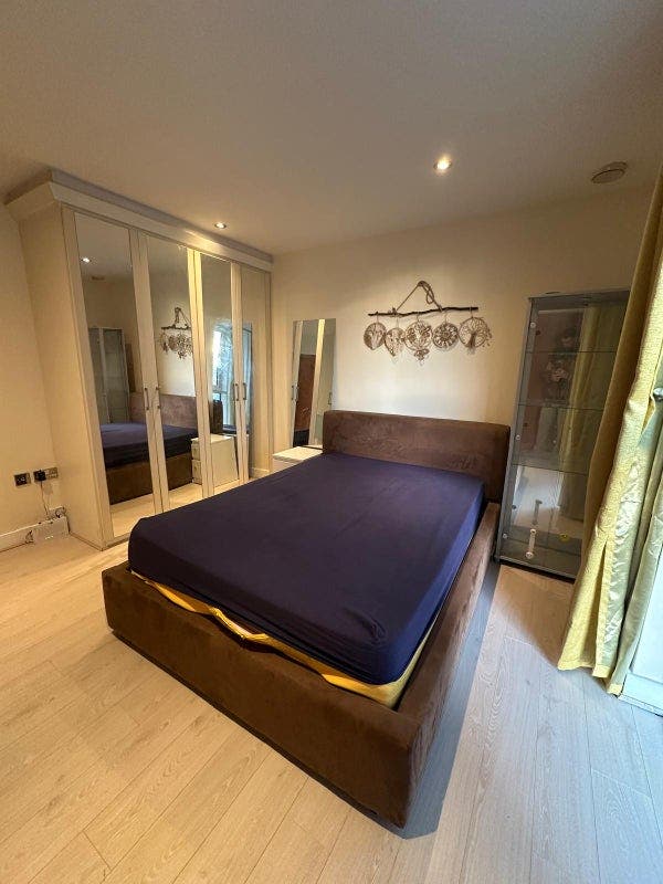 Modern Double En-Suite Room in 3-Bed Flat Main Photo