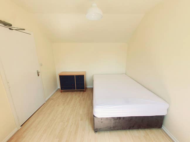 Room. Lovely Location close to city centre Main Photo