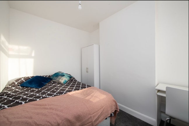Bright Double Room in E16 King George V - £850 Main Photo