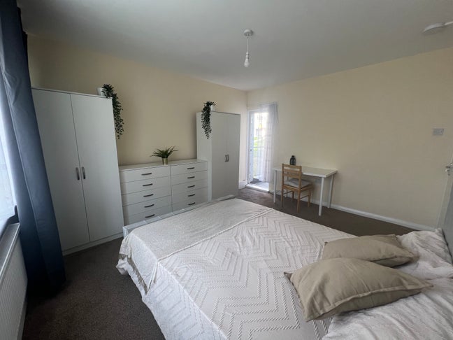 Huge Double Room 2 Mins from Jubilee Line Main Photo