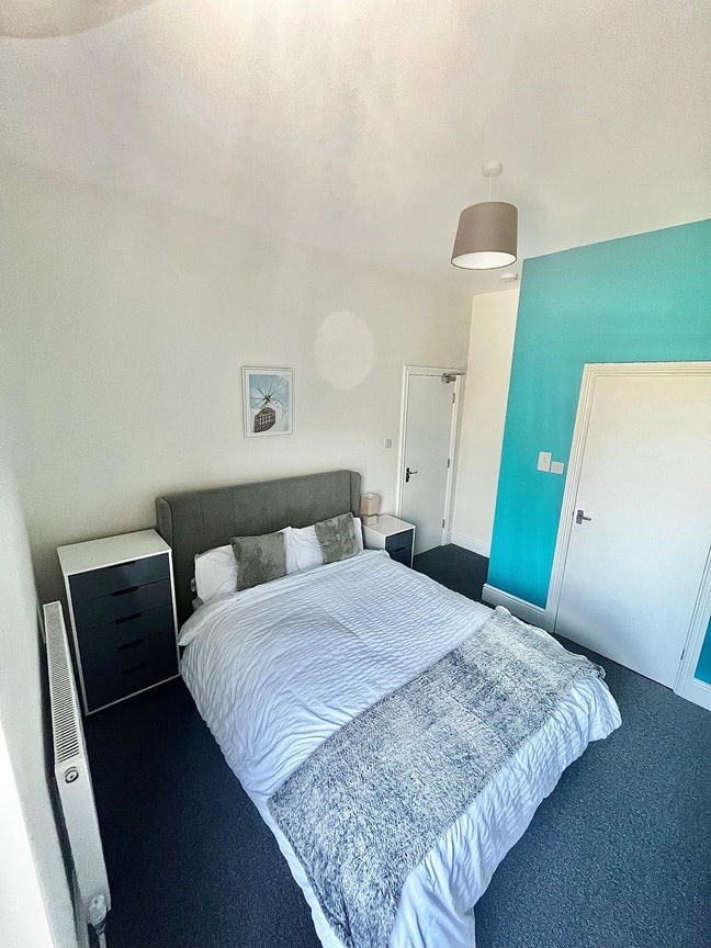 Modern Ensuite Rooms with Home Office Space Main Photo