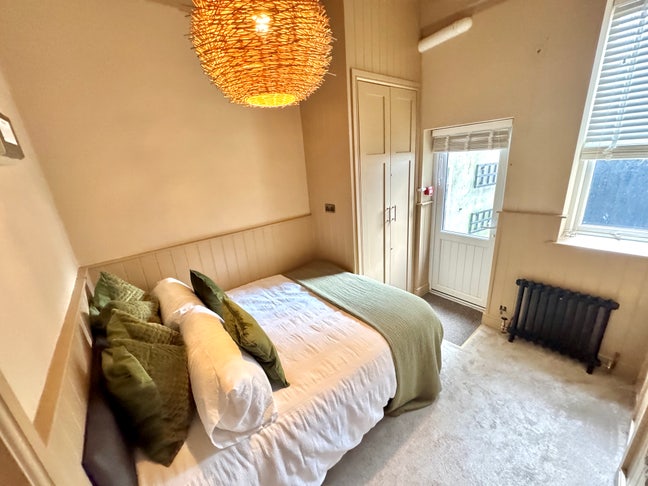 ALL bills included. Fab house. Central location :) Main Photo