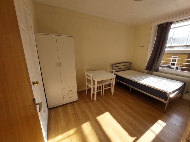 Quiet studio flat available in Zone 1 Main Photo