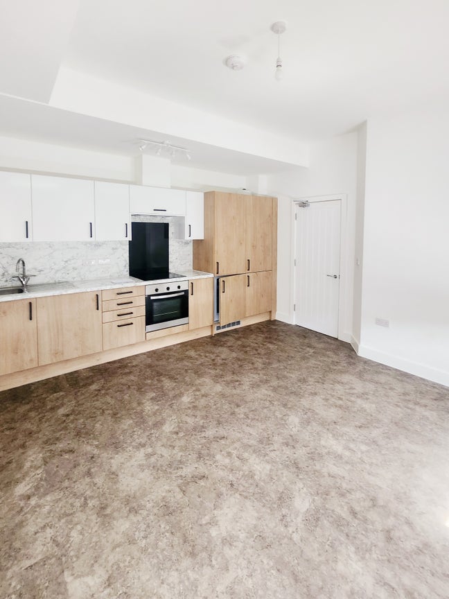 Four Modern Large Double Rooms Available  Main Photo