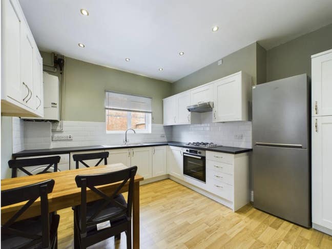 3 Spacious Double Rooms incl. all bills and wifi Main Photo