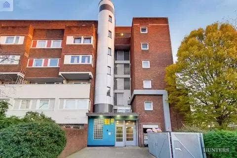Newly Refurbished Room next to Queen's Mary Uni Main Photo
