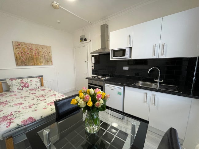 Single Bedsit with Fully Equipped Kitchen  Main Photo