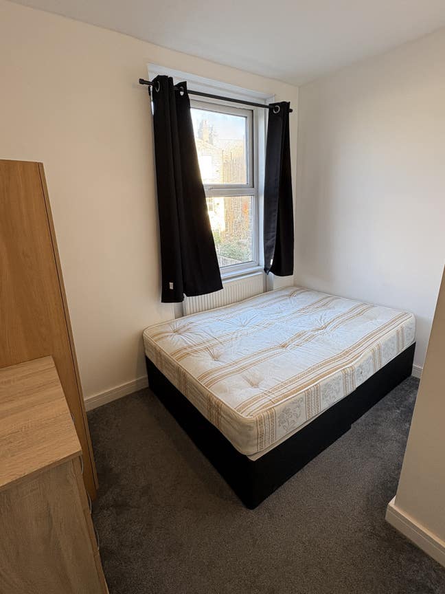 Newly Decorated Room with En-Suite Green Lanes N4 Main Photo