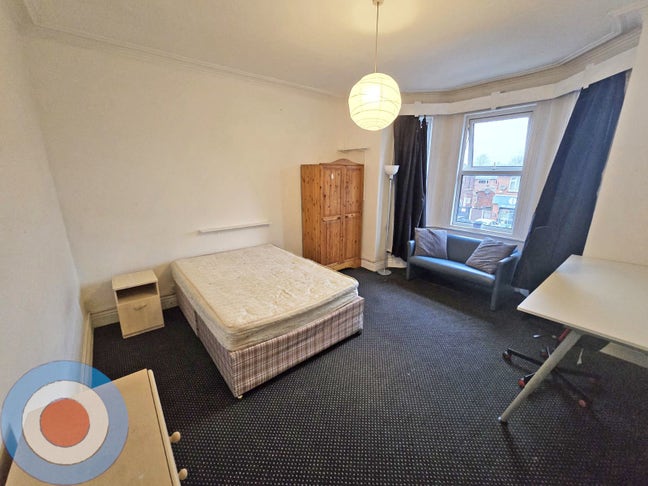 A Room in a Six Bedroom Two Bathroom House Main Photo