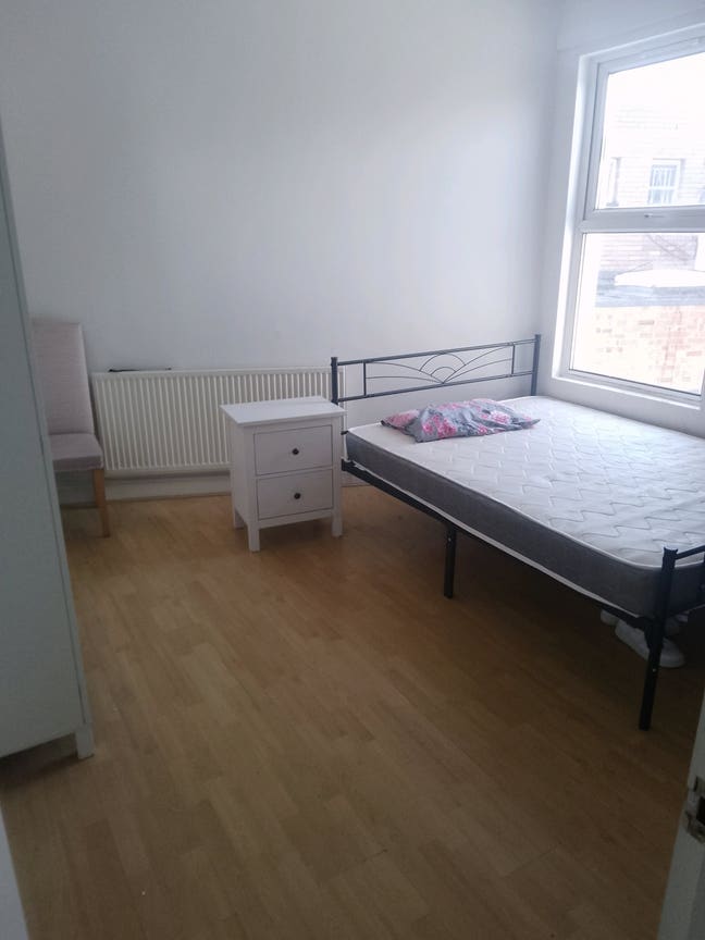 Double room for rent SE25 area Main Photo