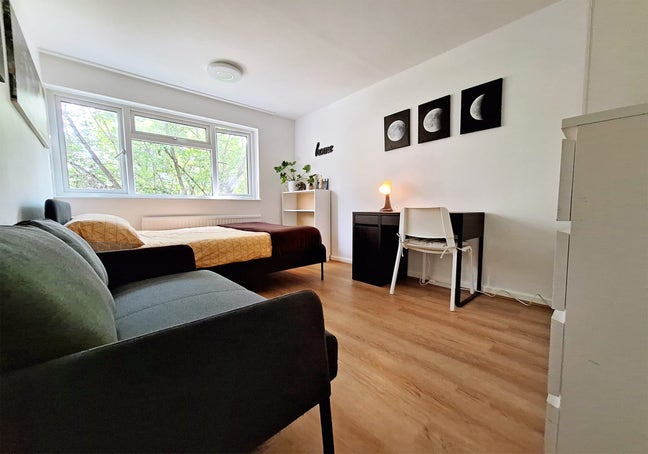 Stratford Room 2 mins from Station  Main Photo