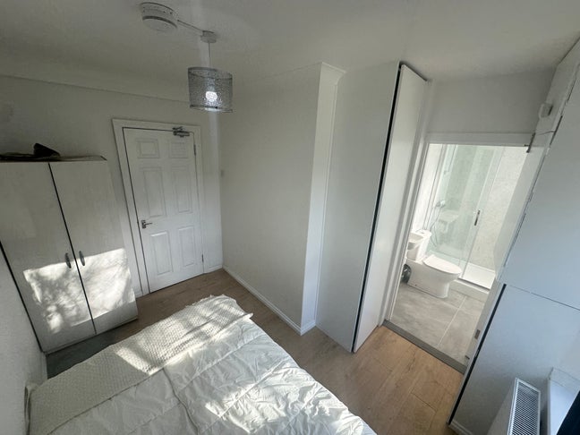 ✹ 2 ROOMS - newly refurbished en suite, kitchen ✹ Main Photo