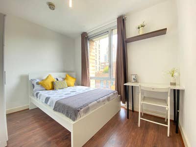 Modern Double Room in a Safe Building in Bow Main Photo