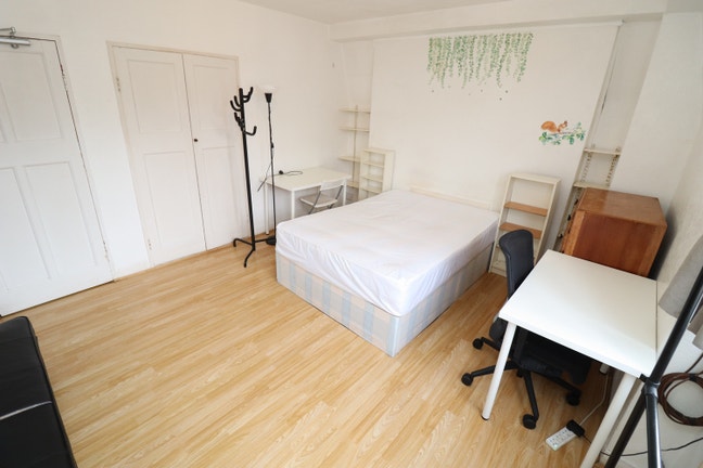 Massive Double Room 60 Seconds from Central Line! Main Photo