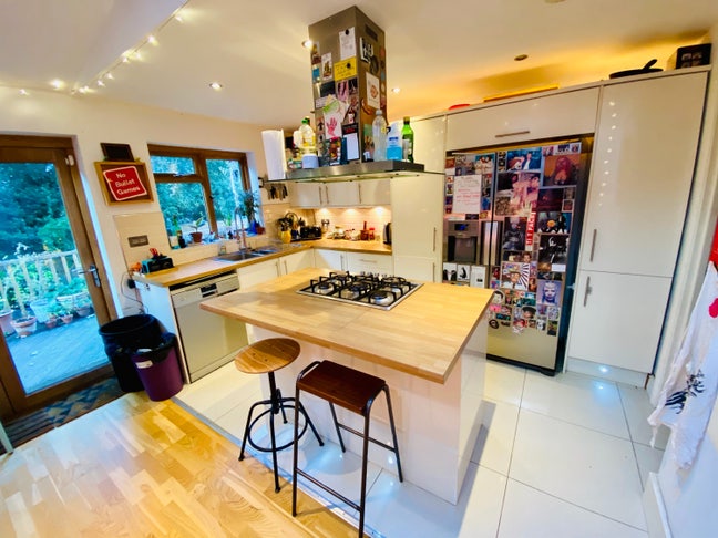 Double Room in Comfortable, Friendly Home Share Main Photo