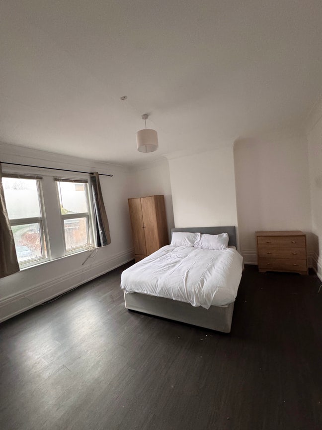 Large Double Room – SE18 – Bills Included Main Photo