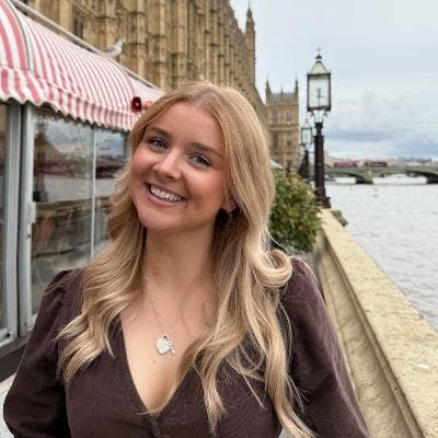 I am a professional female aged 21. I am look... Main Photo