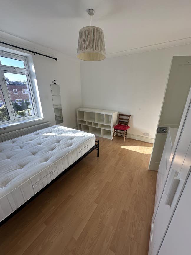 Spacious Double Room in a Cozy Chiswick Flat Main Photo
