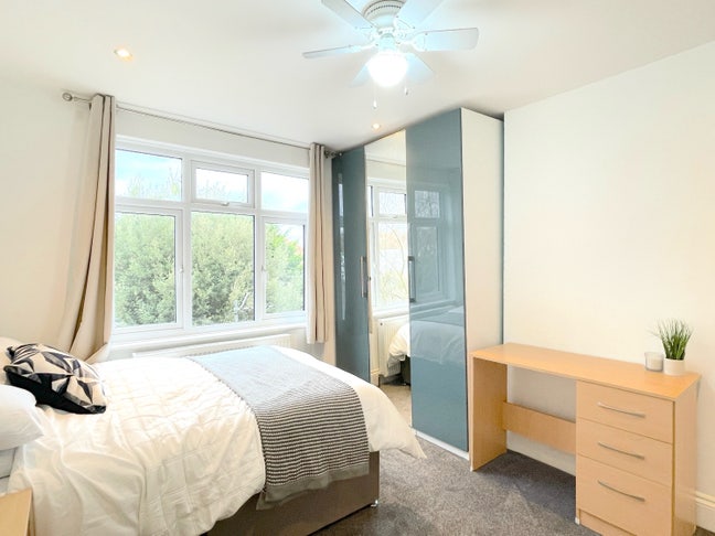 Large Room in Beautiful House in Motspur Park Main Photo