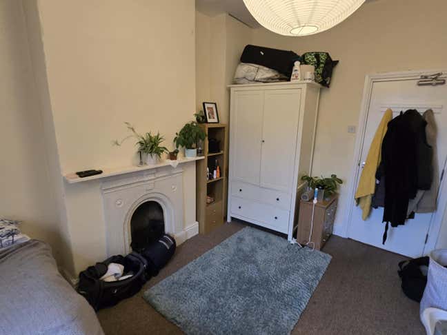 A Room in a Six Bedroom Two Bathroom House Main Photo