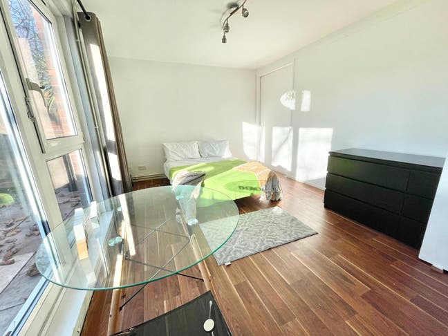 Finsbury Park Luxury Room with Private Balcony Main Photo
