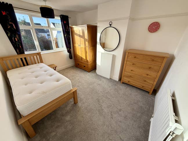 Large Single Room  Main Photo