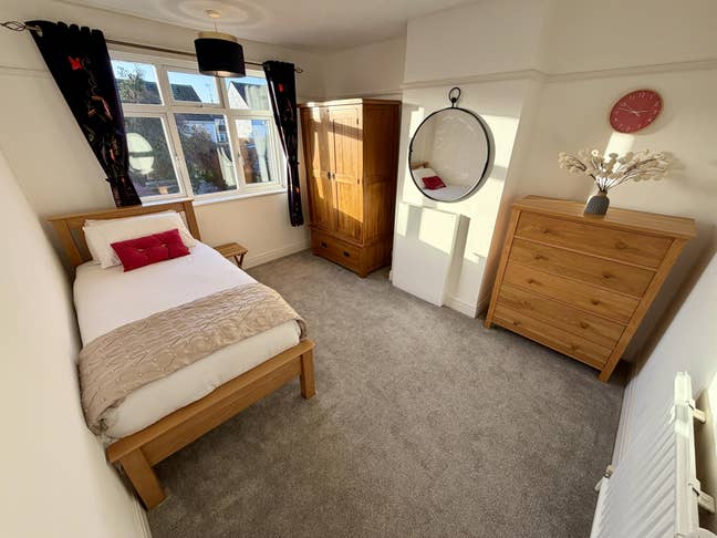 Large Single Room  Main Photo