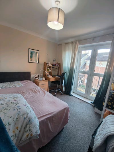 Double bedroom with a balcony view - porstwood Main Photo