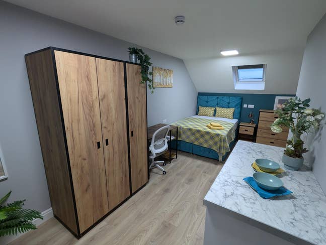 SUTTON Double Ensuite/Kitchenette Weekly Cleaner Main Photo