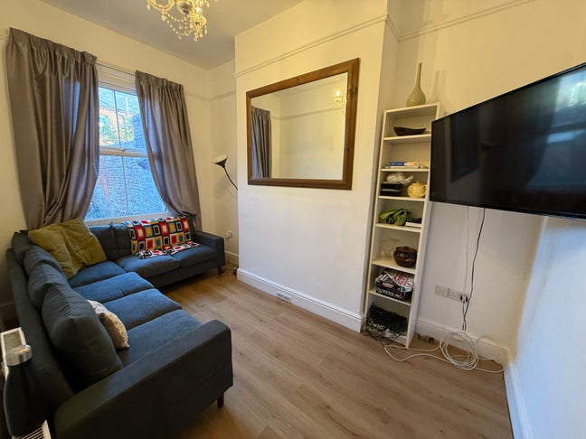 City Centre: Double Bedroom (Clr) Main Photo