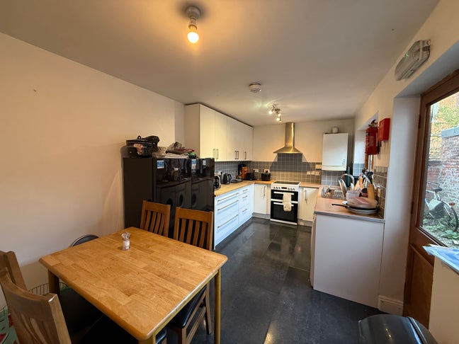 City Centre: Double Bedroom (Clr) Main Photo