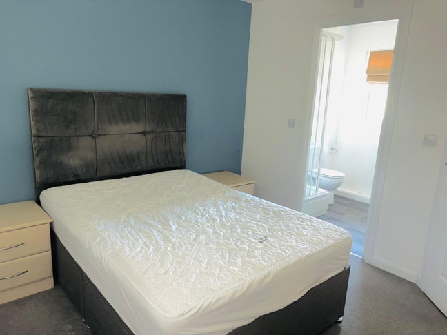 En-Suite Double Room | Modern House Share | Main Photo