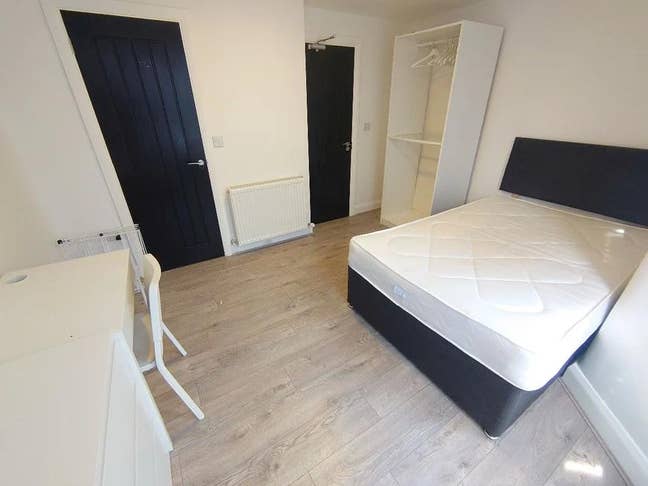 2 En Suite High End Rooms Close to M62 Main Photo