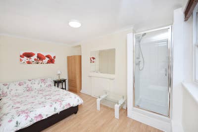 Double Bedsit with Full Kitchen & Private Shower Main Photo