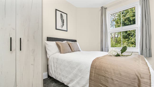 Nice Room in Modern Flat in Turnham Green  Main Photo