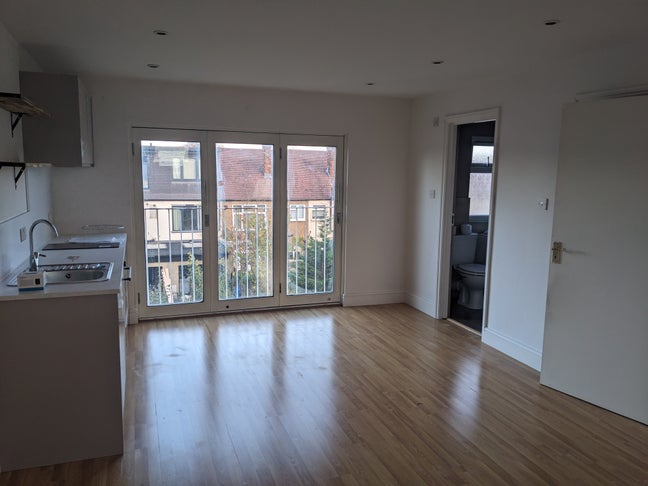 Large dbl + ensuite with kitchenette Main Photo