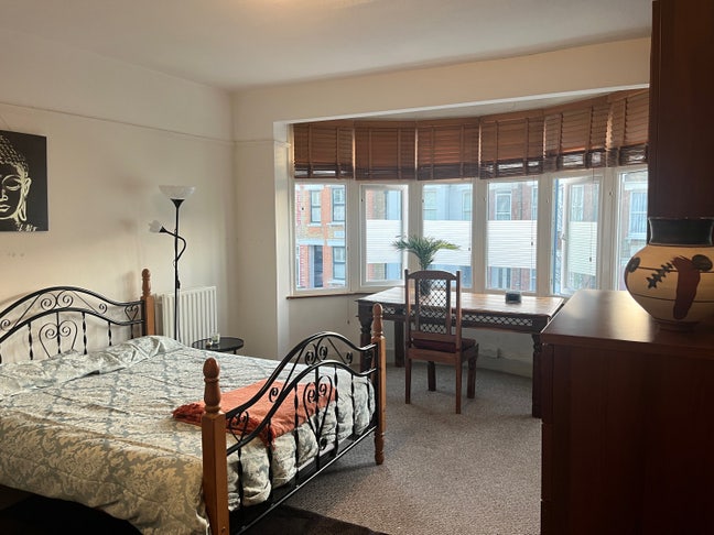 ENORMOUS double bedroom in lovely house. Main Photo