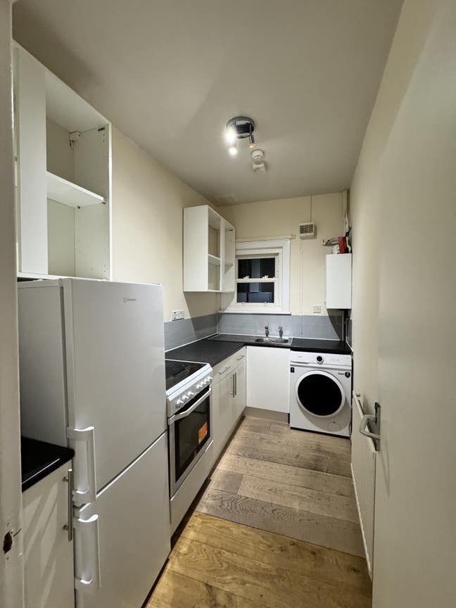 Beautiful 1 bed flat, great location  W3 Main Photo